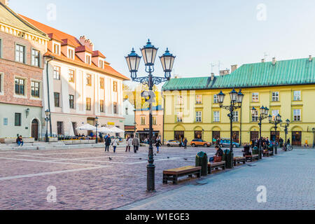 Peu de place du marché (Rynek Maly) dans la vieille ville médiévale, site du patrimoine mondial de l'UNESCO, Cracovie, Pologne, Europe Banque D'Images