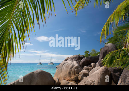 Des formations de roche calcaire distinctif à Anse Lazio sur baie Chevalier, Praslin, Seychelles, océan Indien, Afrique Banque D'Images