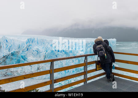 Les gens au point d'observation glacier Perito Moreno, El Calafate, Santa Cruz, Argentine, Amérique du Sud Banque D'Images
