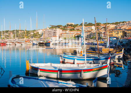 Bateaux dans le port de Cassis, Bouches du Rhone, Provence, Provence-Alpes-Côte d'Azur, d'Azur, France, Europe, Méditerranée Banque D'Images