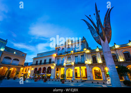 Place de la vieille ville, la Plaza Vieja, la nuit, La Habana Vieja, UNESCO World Heritage Site, La Habana, Cuba (La Havane), Antilles, Caraïbes, Amérique Centrale Banque D'Images