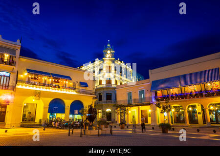Place de la vieille ville, la Plaza Vieja, la nuit, La Habana Vieja, UNESCO World Heritage Site, La Habana, Cuba (La Havane), Antilles, Caraïbes, Amérique Centrale Banque D'Images