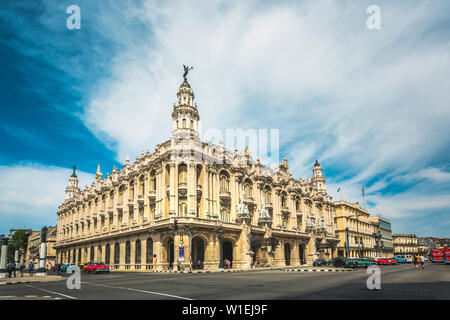 Vieilles voitures américaines passez le Gran Teatro de La Habana à La Havane, Cuba (La Havane), Antilles, Caraïbes, Amérique Centrale Banque D'Images