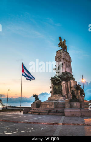 Monumento al général Antonio Maceo au crépuscule, Malecon, La Havane, Cuba (La Havane), Antilles, Caraïbes, Amérique Centrale Banque D'Images