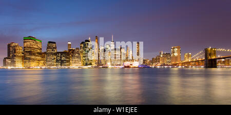 Lower Manhattan skyline et le pont de Brooklyn à l'aube, New York City, New York, États-Unis d'Amérique, Amérique du Nord Banque D'Images