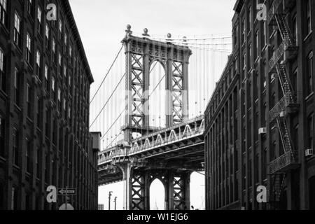 Pont de Manhattan avec l'Empire State Building à travers les arches, New York City, New York, États-Unis d'Amérique, Amérique du Nord Banque D'Images