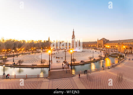 La Plaza de Espana à Parque de Maria Luisa au coucher du soleil, Séville, Andalousie, Espagne, Europe Banque D'Images