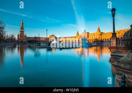 La Plaza de Espana à Parque de Maria Luisa, Séville, Andalousie, Espagne Banque D'Images