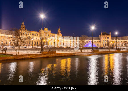 Une longue exposition de la Plaza de Espana à Parque de Maria Luisa de nuit, Séville, Andalousie, Espagne, Europe Banque D'Images