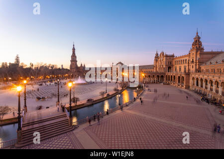 La Plaza de Espana à Parque de Maria Luisa au coucher du soleil, Séville, Andalousie, Espagne, Europe Banque D'Images