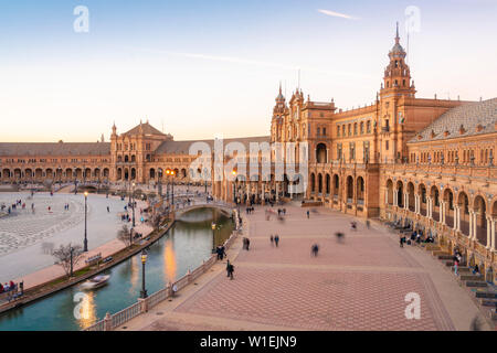 La Plaza de Espana à Parque de Maria Luisa au coucher du soleil, Séville, Andalousie, Espagne, Europe Banque D'Images