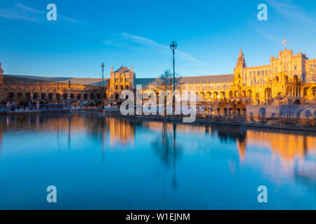 La Plaza de Espana à Parque de Maria Luisa, un exemple de l'architecture Renaissance Régionalisme Éléments de styles mauresque, Andalousie, Espagne Banque D'Images