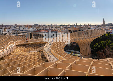 Setas de Sevilla, le Metropol Parasol - l'architecture moderne en bois avec structure de bâtiments historiques de Séville dans l'arrière-plan, Séville, Andalousie, Espagne