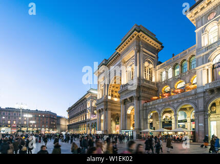 Galerie Vittorio Emanuele II à la place de la cathédrale (Doumo) à Milan, Lombardie, Italie, Europe Banque D'Images