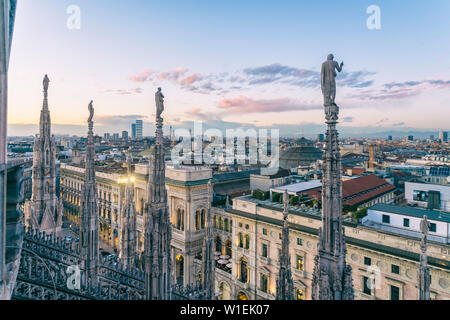 Voir des statues de la cathédrale de Milan et les toits de Milan vu dans l'arrière-plan, Milan, Lombardie, Italie, Europe Banque D'Images