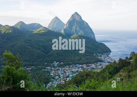 Vue de les Pitons, l'UNESCO, à partir de la colline au-dessus de la ville et de la mer des Caraïbes au-delà, la Soufrière, Sainte-Lucie, îles du Vent, Petites Antilles Banque D'Images