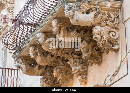 Les figures grotesques balcon sur le palais baroque Nicolaci Di Villadorata, Noto, l'UNESCO, Syracuse (Syracuse), Sicile, Italie Banque D'Images