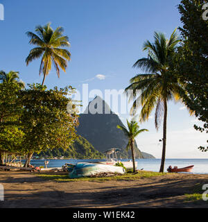 Vue depuis la plage bordée de palmiers à travers la baie de la Soufrière à Petit Piton, soir, la Soufrière, Sainte-Lucie, îles du Vent, Petites Antilles, Antilles Banque D'Images