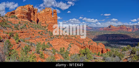 Panorama de Sedona vue depuis le sentier secret qui longe le côté est de Cathedral Rock, Sedona, Arizona, États-Unis d'Amérique Banque D'Images