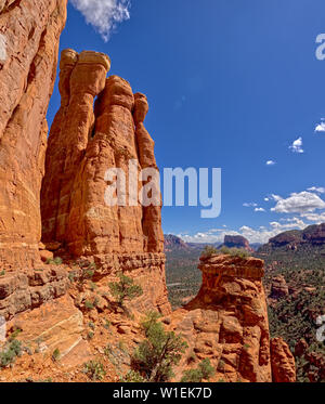 Centre de l'autel de Cathedral Rock, avec des buttes dans le palais de distance juste au-dessus de l'autel à plat dans le centre de rock, Sedona, Arizona, USA Banque D'Images