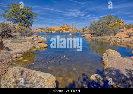 Vue sur une petite crique près de la fin de sentier du bord du lac à Watson Lake à Prescott, Arizona, États-Unis d'Amérique, Amérique du Nord Banque D'Images