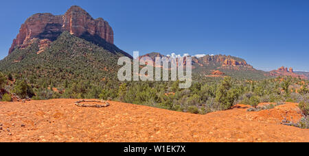 Vue panoramique de Courthouse Butte et Cathedral Rock à partir d'une terrasse en grès de Llama hors sentier dans Sedona, Arizona, États-Unis d'Amérique Banque D'Images