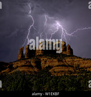 Photo composite de la foudre frappant au sud-ouest de Cathedral Rock à Sedona, Arizona, États-Unis d'Amérique, Amérique du Nord Banque D'Images