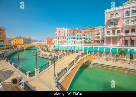 Deux ponts à Venise à Doha Qanat Quartier dans le Pearl-Qatar, le golfe Persique, Doha, Qatar, Moyen-Orient Banque D'Images