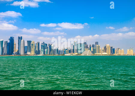 Banner panorama de paysage urbain, Doha West Bay Bay skyline à Doha, Doha, Qatar, Moyen-Orient Banque D'Images