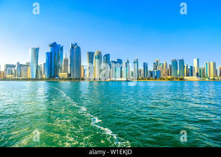 Cityscape of Doha West Bay skyline de voyage en bateau dans la baie de Doha au coucher du soleil la lumière, Doha, Qatar, Moyen-Orient Banque D'Images