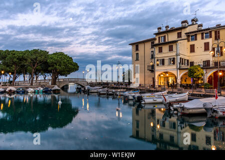 Coucher de soleil sur le port de plaisance sur le lac de Garde à Desenzano, Lombardie, Italie, Europe Banque D'Images