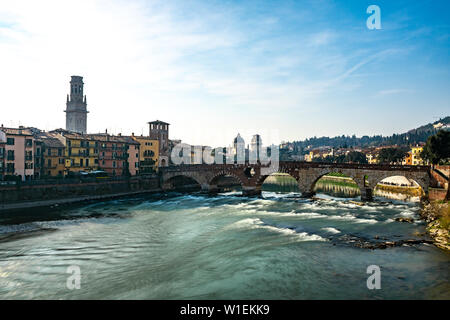 Vue panoramique du pont Ponte Pietra sur l'Adige River, Vérone, Vénétie, Italie, Europe Banque D'Images