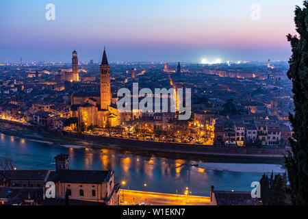 Belle vue sur le coucher de soleil de Vérone, Vénétie, Italie, Europe Banque D'Images
