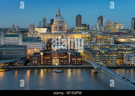 Cathédrale St Paul st et le Millennium Bridge sur la Tamise à partir de Tate, Londres, Angleterre, Royaume-Uni, Europe Banque D'Images