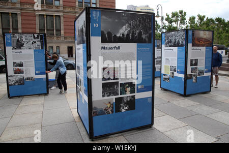 Berlin, Allemagne. 07 juillet, 2019. En face de la Chambre des représentants, des panneaux d'information seront installées pour marquer le 30e anniversaire de la chute du Mur de Berlin. L'exposition en plein air commémore la révolution pacifique il y a 30 ans. Plus de 100 photos, documents et textes sont présentés sur 20 cartes. Credit : Wolfgang Kumm/dpa/Alamy Live News Banque D'Images