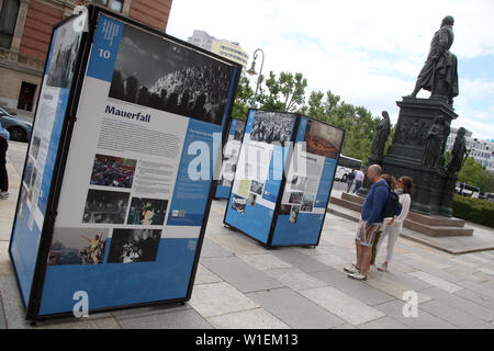 Berlin, Allemagne. 07 juillet, 2019. En face de la Chambre des représentants, des panneaux d'information seront installées pour marquer le 30e anniversaire de la chute du Mur de Berlin. L'exposition en plein air commémore la révolution pacifique il y a 30 ans. Plus de 100 photos, documents et textes sont présentés sur 20 cartes. Credit : Wolfgang Kumm/dpa/Alamy Live News Banque D'Images