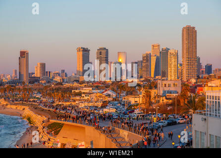 Voir de Tel Aviv à partir de la vieille ville de Jaffa au coucher du soleil, Tel Aviv, Israël, Moyen Orient Banque D'Images