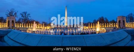 Vue sur le Washington Memorial et la seconde guerre mondiale éclairée à la tombée de la Memorial, Washington, D.C., États-Unis d'Amérique, Amérique du Nord