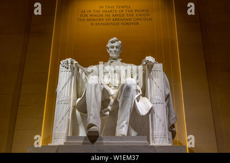 Vue de la statue de Lincoln dans le Lincoln Memorial la nuit, Washington D.C., Etats-Unis d'Amérique, Amérique du Nord Banque D'Images