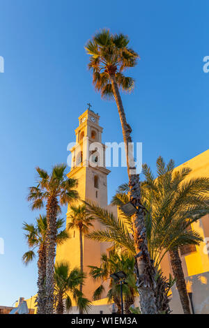 Voir l'église Saint Pierre de la tour de l'horloge à Jaffa Vieille Ville au coucher du soleil, Tel Aviv, Israël, Moyen Orient Banque D'Images