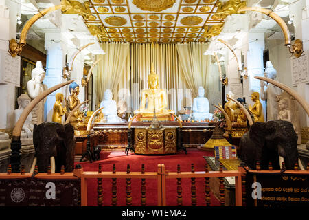 Temple de la Dent Sacrée, Kandy, Province du Centre, au Sri Lanka, en Asie Banque D'Images