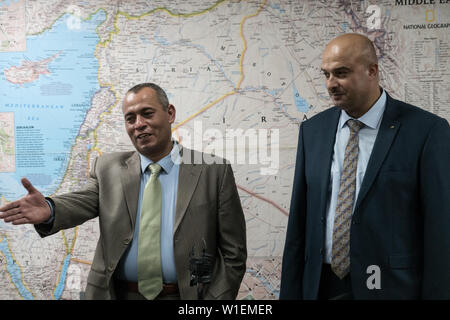 Jérusalem, Israël. 2 juillet, 2019. Chef de la délégation palestinienne d'hommes d'affaires de l'US 2019 juin Atelier économique conduit au Bahrein, Ashraf al Jabari (L), et le participant ASHRAF AL GHANEM (R), l'adresse la presse à Jérusalem l'Autorité palestinienne craignant vengance. Les PA ont boycotté la "Paix à la prospérité' workshop affirmant que c une tentative d'acheter les aspirations politiques palestiniens. Al Jabari, ancien membre de forces de sécurité de l'Autorité palestinienne, a souligné la participation à l'atelier n'avait aucune intentions politiques. Al Ghanem réside actuellement à un endroit tenu secret par crainte de l'arrestation imminente. Credit : Banque D'Images