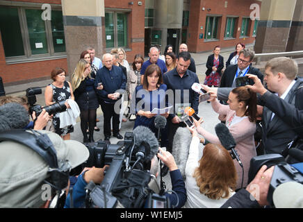 Mère Jenny Dees et père Andrew Metcalf, les parents de Stanley Metcalf, faire une déclaration aux médias en dehors de Sheffield Crown Court après Albert Grannon a été emprisonné pendant trois ans après avoir tué ses six ans, petit-fils comme il a vérifié sa carabine à air sans licence. Banque D'Images