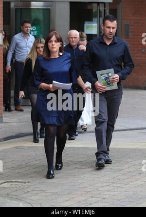 Mère Jenny Dees et père Andrew Metcalf, les parents de Stanley Metcalf arrivent à faire une déclaration aux médias en dehors de Sheffield Crown Court après Albert Grannon a été emprisonné pendant trois ans après avoir tué ses six ans, petit-fils comme il a vérifié sa carabine à air sans licence. Banque D'Images