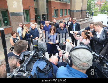 Mère Jenny Dees et père Andrew Metcalf, les parents de Stanley Metcalf, faire une déclaration aux médias en dehors de Sheffield Crown Court après Albert Grannon a été emprisonné pendant trois ans après avoir tué ses six ans, petit-fils comme il a vérifié sa carabine à air sans licence. Banque D'Images