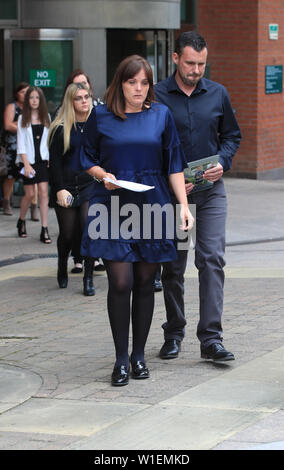 Mère Jenny Dees et père Andrew Metcalf, les parents de Stanley Metcalf arrivent à faire une déclaration aux médias en dehors de Sheffield Crown Court après Albert Grannon a été emprisonné pendant trois ans après avoir tué ses six ans, petit-fils comme il a vérifié sa carabine à air sans licence. Banque D'Images