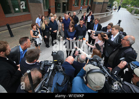 Mère Jenny Dees et père Andrew Metcalf, les parents de Stanley Metcalf, faire une déclaration aux médias en dehors de Sheffield Crown Court après Albert Grannon a été emprisonné pendant trois ans après avoir tué ses six ans, petit-fils comme il a vérifié sa carabine à air sans licence. Banque D'Images