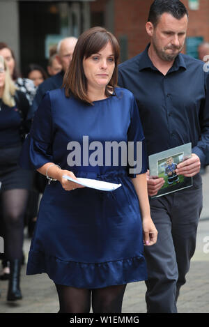 Mère Jenny Dees et père Andrew Metcalf, les parents de Stanley Metcalf arrivent à faire une déclaration aux médias en dehors de Sheffield Crown Court après Albert Grannon a été emprisonné pendant trois ans après avoir tué ses six ans, petit-fils comme il a vérifié sa carabine à air sans licence. Banque D'Images