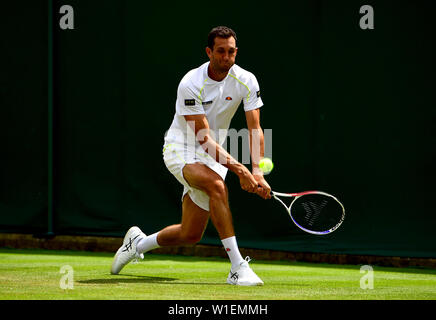 James Ward en action contre Nikoloz Basilashvili le deuxième jour de la Wimbledon à l'All England Lawn Tennis et croquet Club, Wimbledon. Banque D'Images