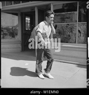 Hayward, Californie. Les jeunes sur le soulagement. High school student transportant accueil produits excédentaires pour sa famille à l'aide d'urgence. Il a un travail de l'Administration nationale de la jeunesse le nettoyage de la laboratoire de chimie à 10,00 $ par mois. Il voulait un samedi après-midi et dimanche travail à lui fournir de l'argent de poche Banque D'Images